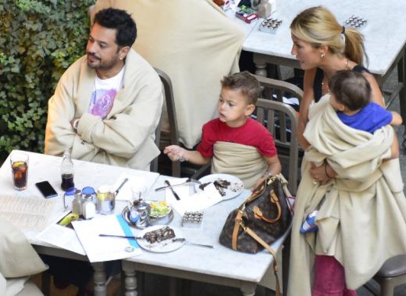 Emre Altuğ oğlu Uzay'la Bebek turu attı