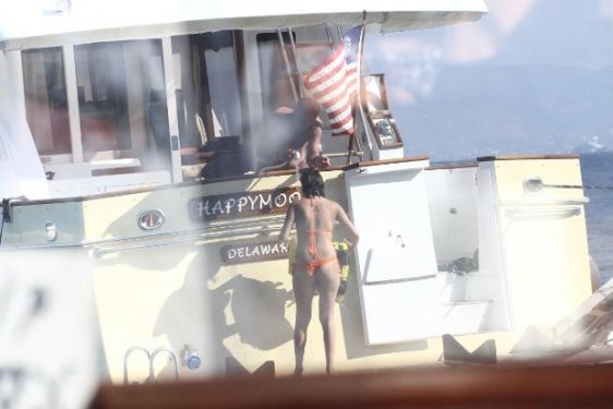 Ersun Yanal esmer sevgilisiyle görüntülendi