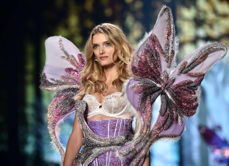Victoria’s Secret melekleri nefesleri kesti