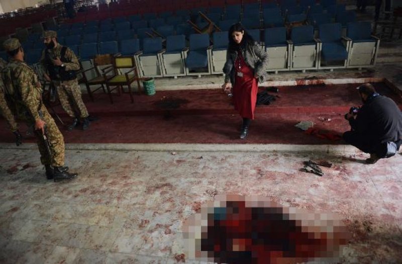 Pakistan'da Taliban'ın okul katliamından görüntüler