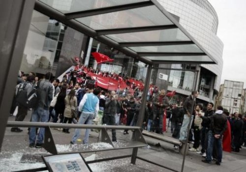 Fransa'da teröre lanet mitinginde olay çıktı