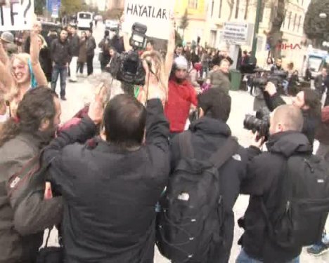 FEMEN kızları İstanbul Sultanahmet'te soyundu
