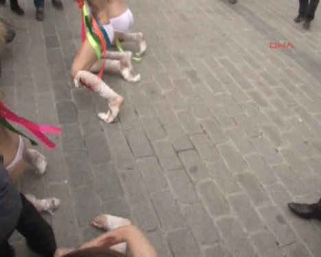 FEMEN kızları İstanbul Sultanahmet'te soyundu