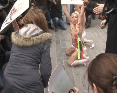 FEMEN kızları İstanbul Sultanahmet'te soyundu