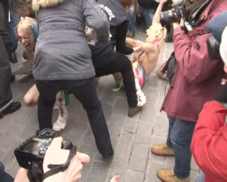 FEMEN kızları İstanbul Sultanahmet'te soyundu