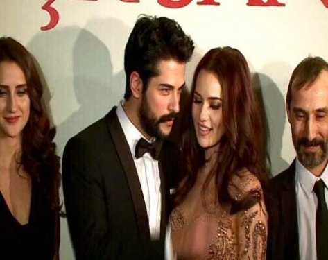 Fahriye ile Burak galaya el ele geldi