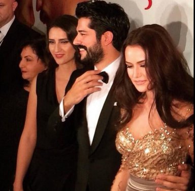 Fahriye ile Burak galaya el ele geldi