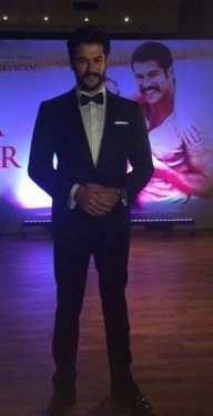 Fahriye ile Burak galaya el ele geldi