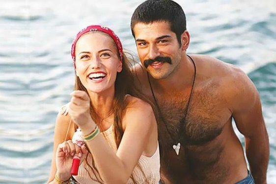 Fahriye ile Burak galaya el ele geldi