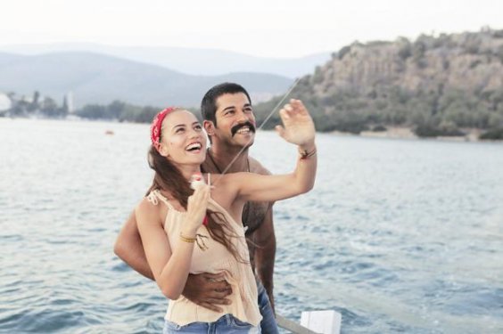 Fahriye ile Burak galaya el ele geldi