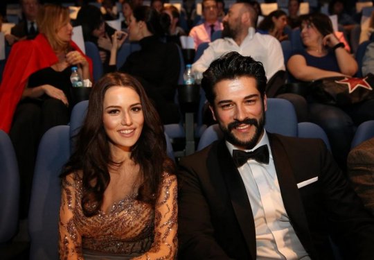 Fahriye ile Burak galaya el ele geldi