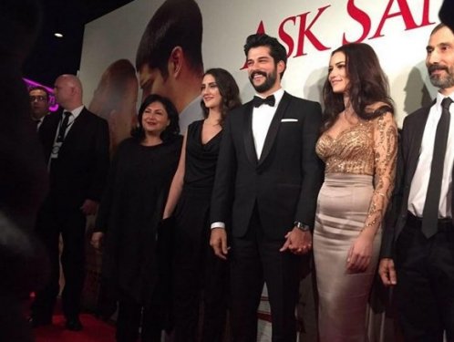 Fahriye ile Burak galaya el ele geldi