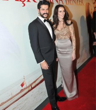 Fahriye ile Burak galaya el ele geldi