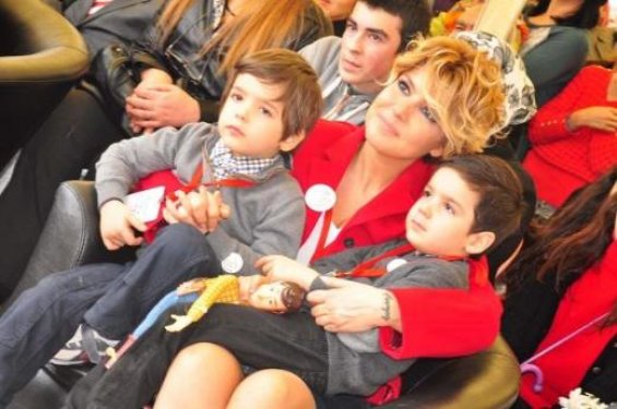 Halk pazarında makyajsız Gülben Ergen 