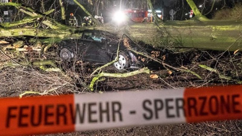 Niklas fırtınası Almanya'yı felç etti