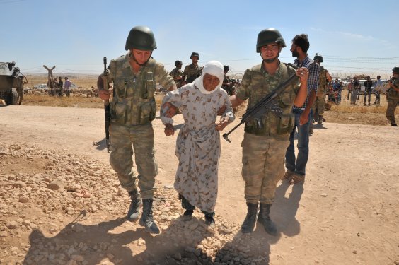 Genelkurmay Suriyelilere yardım fotoğraflarını paylaştı