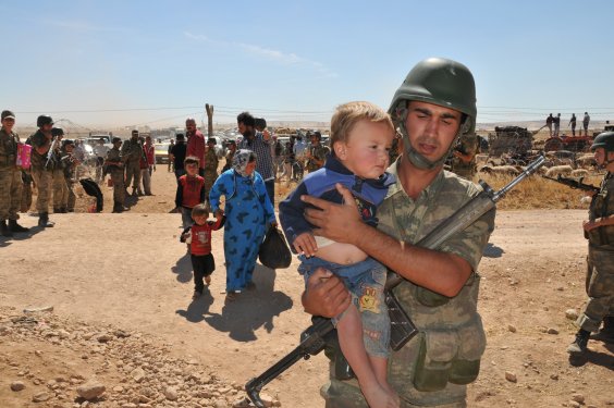 Genelkurmay Suriyelilere yardım fotoğraflarını paylaştı