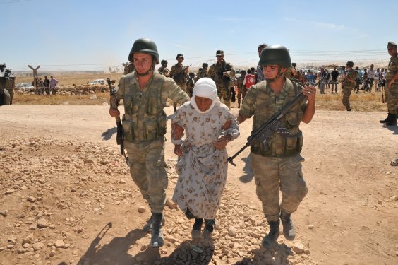 Genelkurmay Suriyelilere yardım fotoğraflarını paylaştı