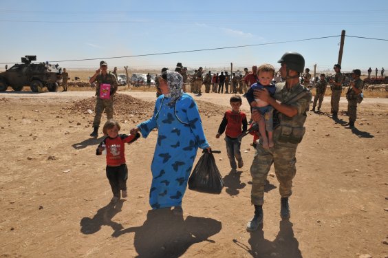 Genelkurmay Suriyelilere yardım fotoğraflarını paylaştı