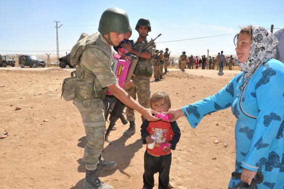 Genelkurmay Suriyelilere yardım fotoğraflarını paylaştı