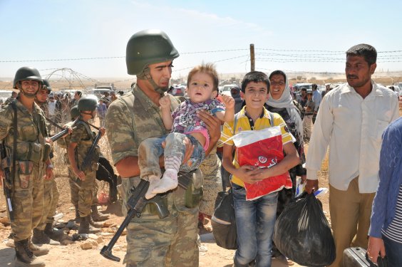 Genelkurmay Suriyelilere yardım fotoğraflarını paylaştı