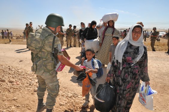 Genelkurmay Suriyelilere yardım fotoğraflarını paylaştı