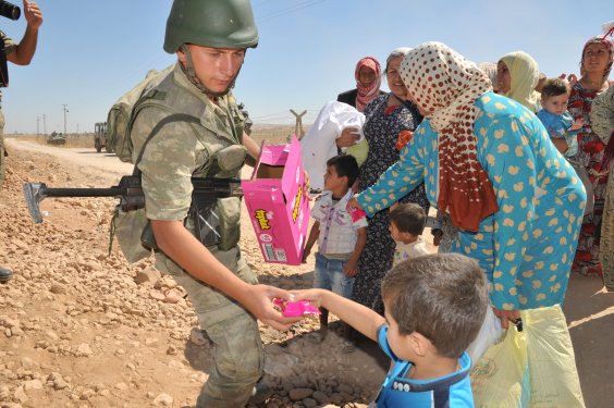 Genelkurmay Suriyelilere yardım fotoğraflarını paylaştı