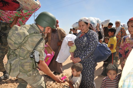 Genelkurmay Suriyelilere yardım fotoğraflarını paylaştı