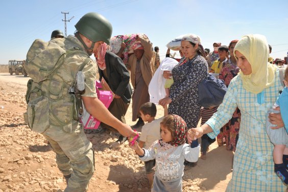 Genelkurmay Suriyelilere yardım fotoğraflarını paylaştı