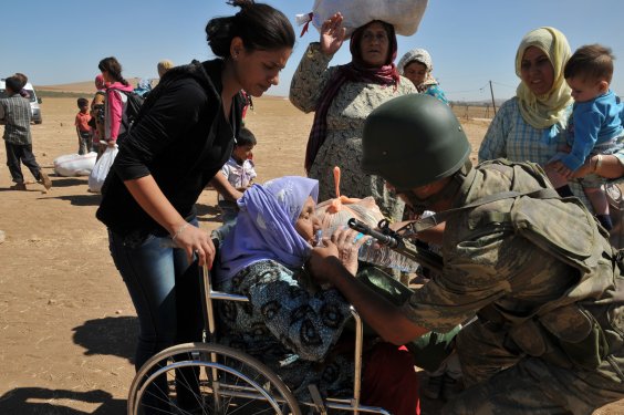 Genelkurmay Suriyelilere yardım fotoğraflarını paylaştı