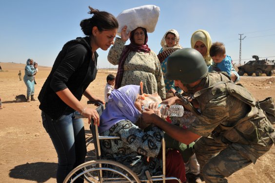 Genelkurmay Suriyelilere yardım fotoğraflarını paylaştı