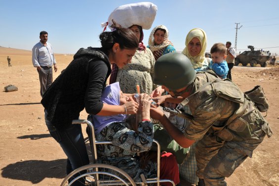 Genelkurmay Suriyelilere yardım fotoğraflarını paylaştı