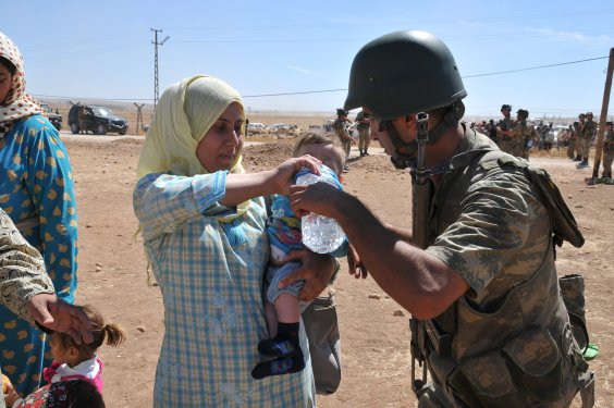 Genelkurmay Suriyelilere yardım fotoğraflarını paylaştı