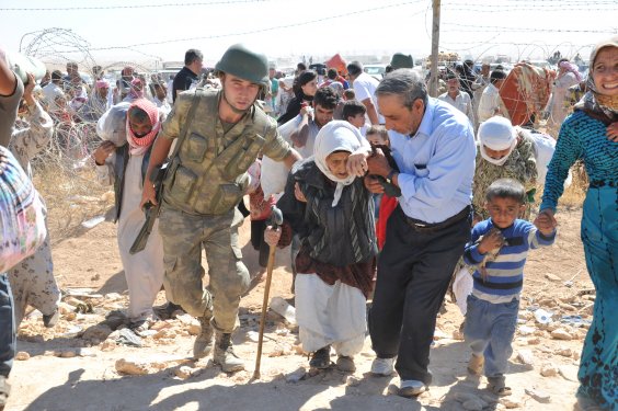 Genelkurmay Suriyelilere yardım fotoğraflarını paylaştı