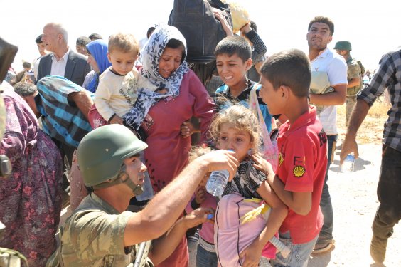 Genelkurmay Suriyelilere yardım fotoğraflarını paylaştı