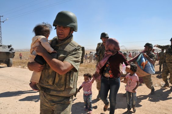 Genelkurmay Suriyelilere yardım fotoğraflarını paylaştı