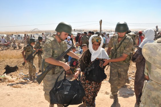 Genelkurmay Suriyelilere yardım fotoğraflarını paylaştı