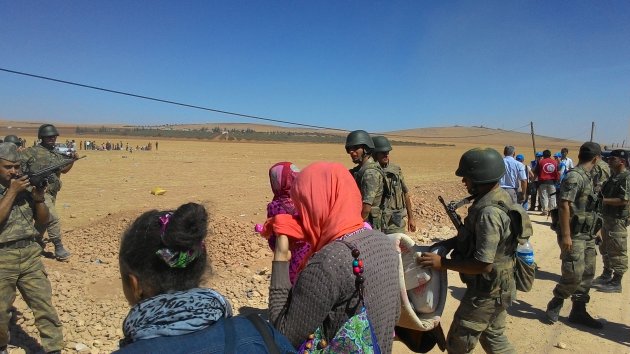 Genelkurmay Suriyelilere yardım fotoğraflarını paylaştı