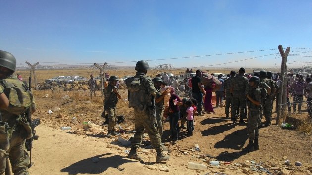 Genelkurmay Suriyelilere yardım fotoğraflarını paylaştı