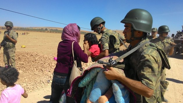 Genelkurmay Suriyelilere yardım fotoğraflarını paylaştı