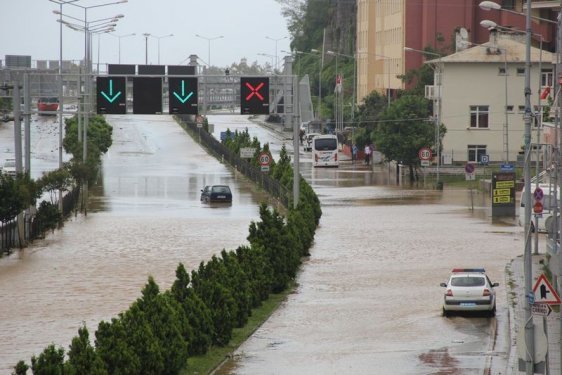 Giresun'da dev dalgalar caddeyi sular altında bıraktı