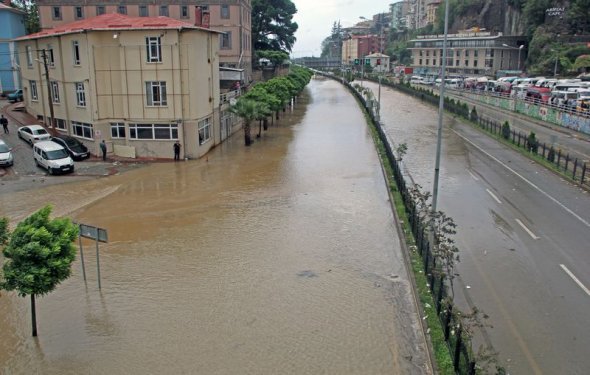 Giresun'da dev dalgalar caddeyi sular altında bıraktı