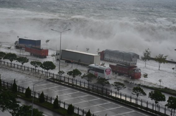 Giresun'da dev dalgalar caddeyi sular altında bıraktı