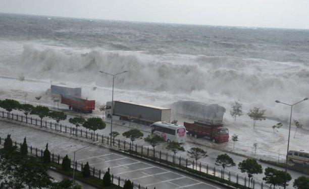 Giresun'da dev dalgalar caddeyi sular altında bıraktı