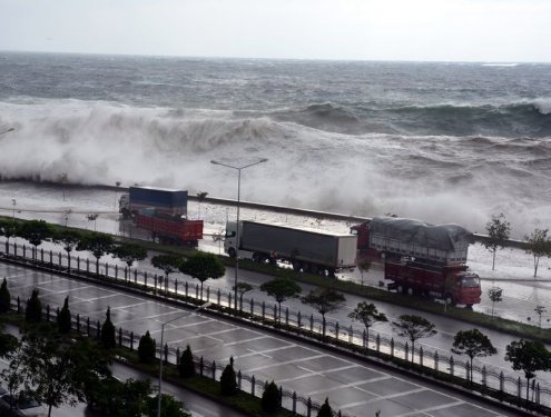 Giresun'da dev dalgalar caddeyi sular altında bıraktı