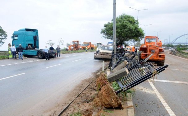 Giresun'da dev dalgalar caddeyi sular altında bıraktı