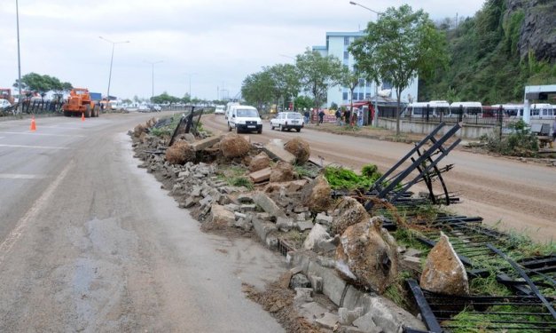 Giresun'da dev dalgalar caddeyi sular altında bıraktı