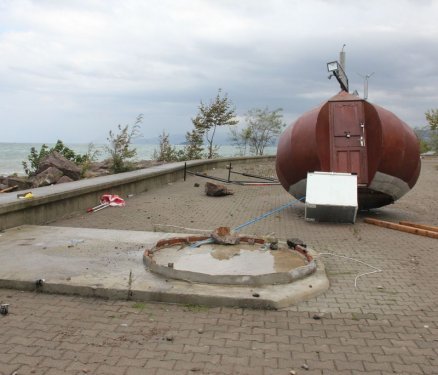 Giresun'da dev dalgalar caddeyi sular altında bıraktı