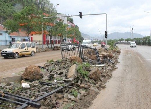 Giresun'da dev dalgalar caddeyi sular altında bıraktı