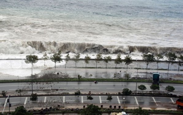 Giresun'da dev dalgalar caddeyi sular altında bıraktı